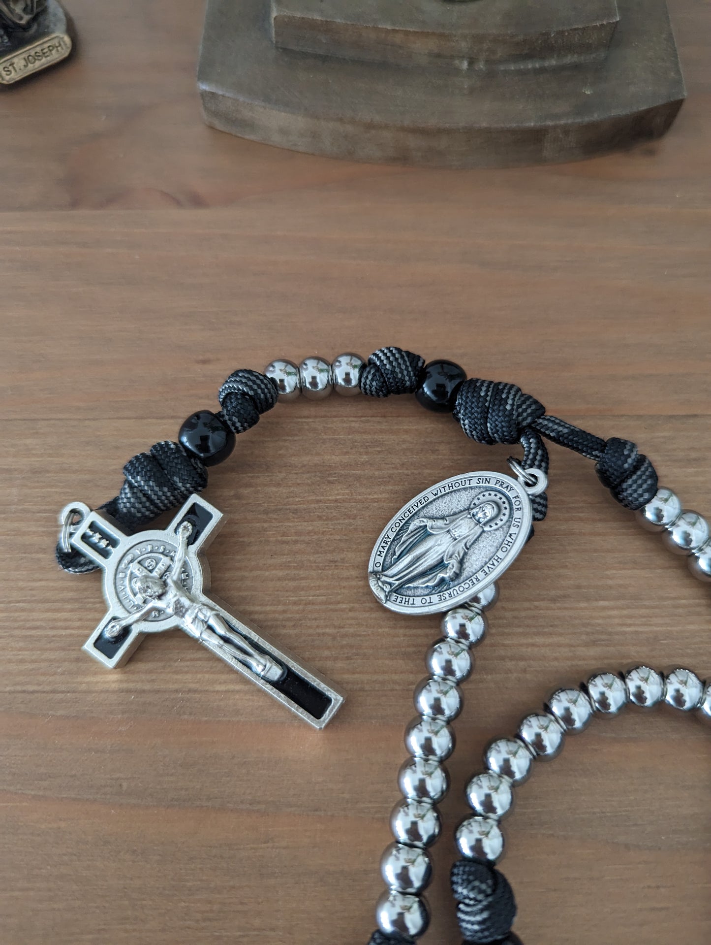 Triumph Paracord Rosary [Black/Grey]